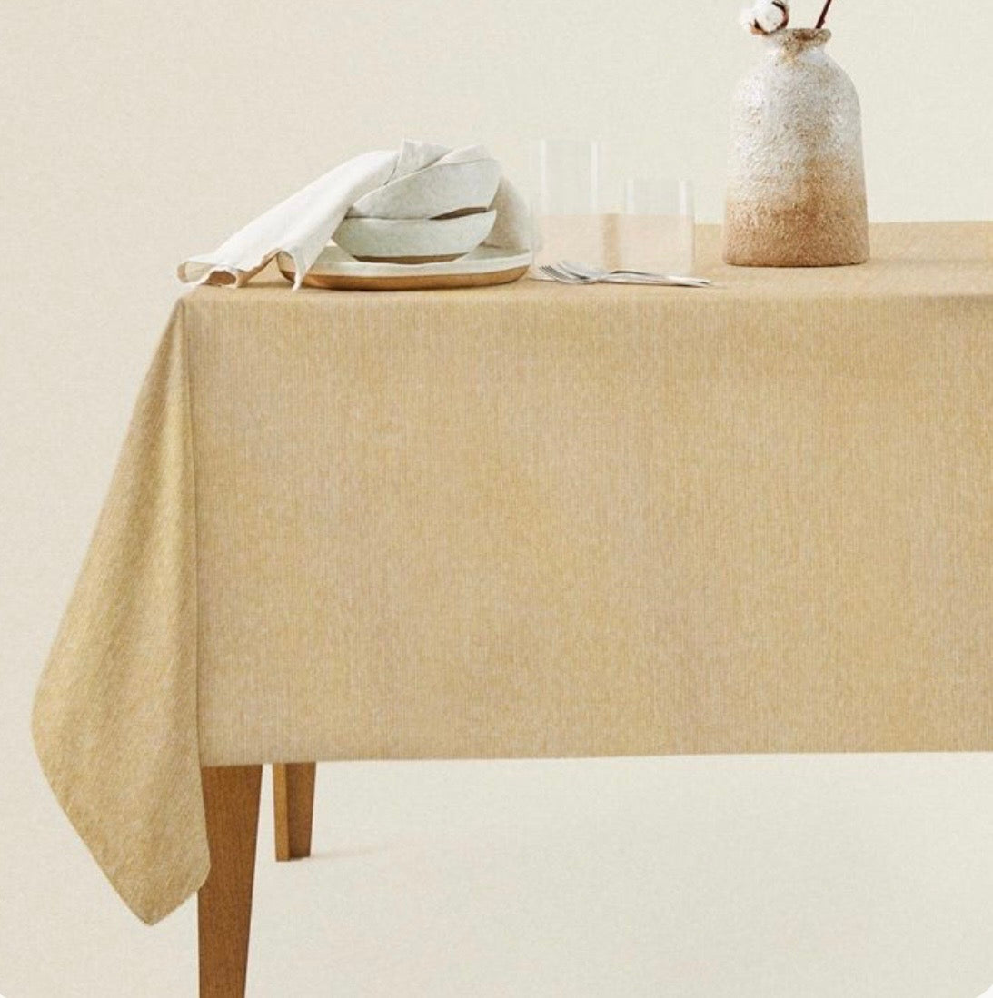 La Tovaglia Gold di Maestri Cotonieri Home è un vero e proprio capolavoro di eleganza, pensata per aggiungere un tocco di lusso e brillantezza alle tue feste natalizie.
